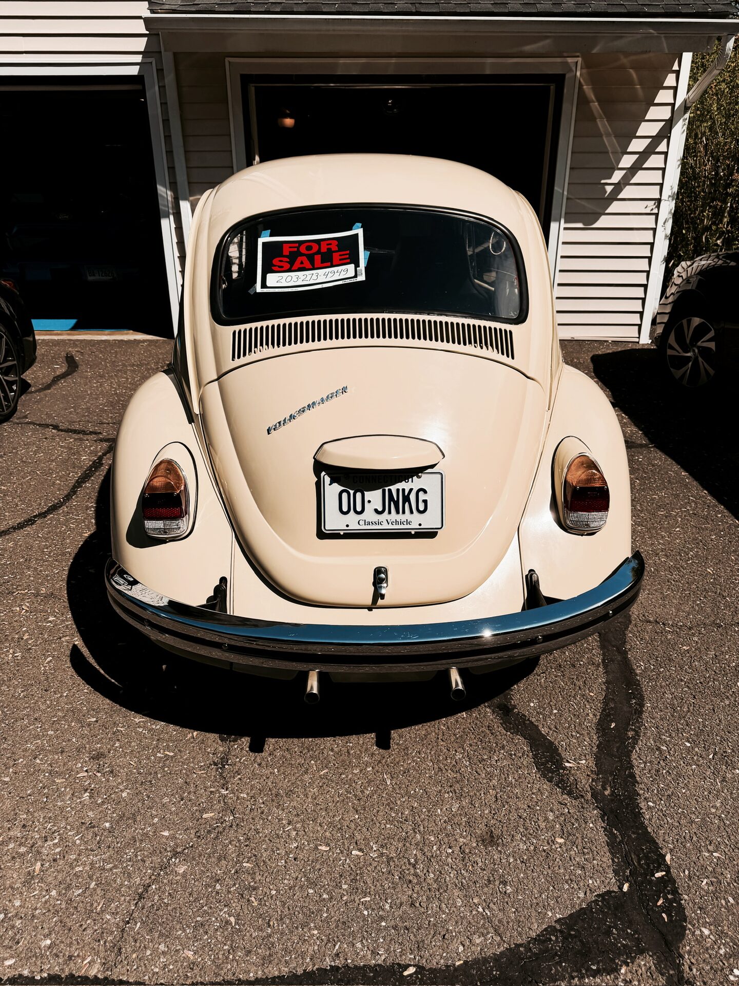 Cream 1969 VW Beetle, straight-on rear view with chrome bumper and Connecticut plate